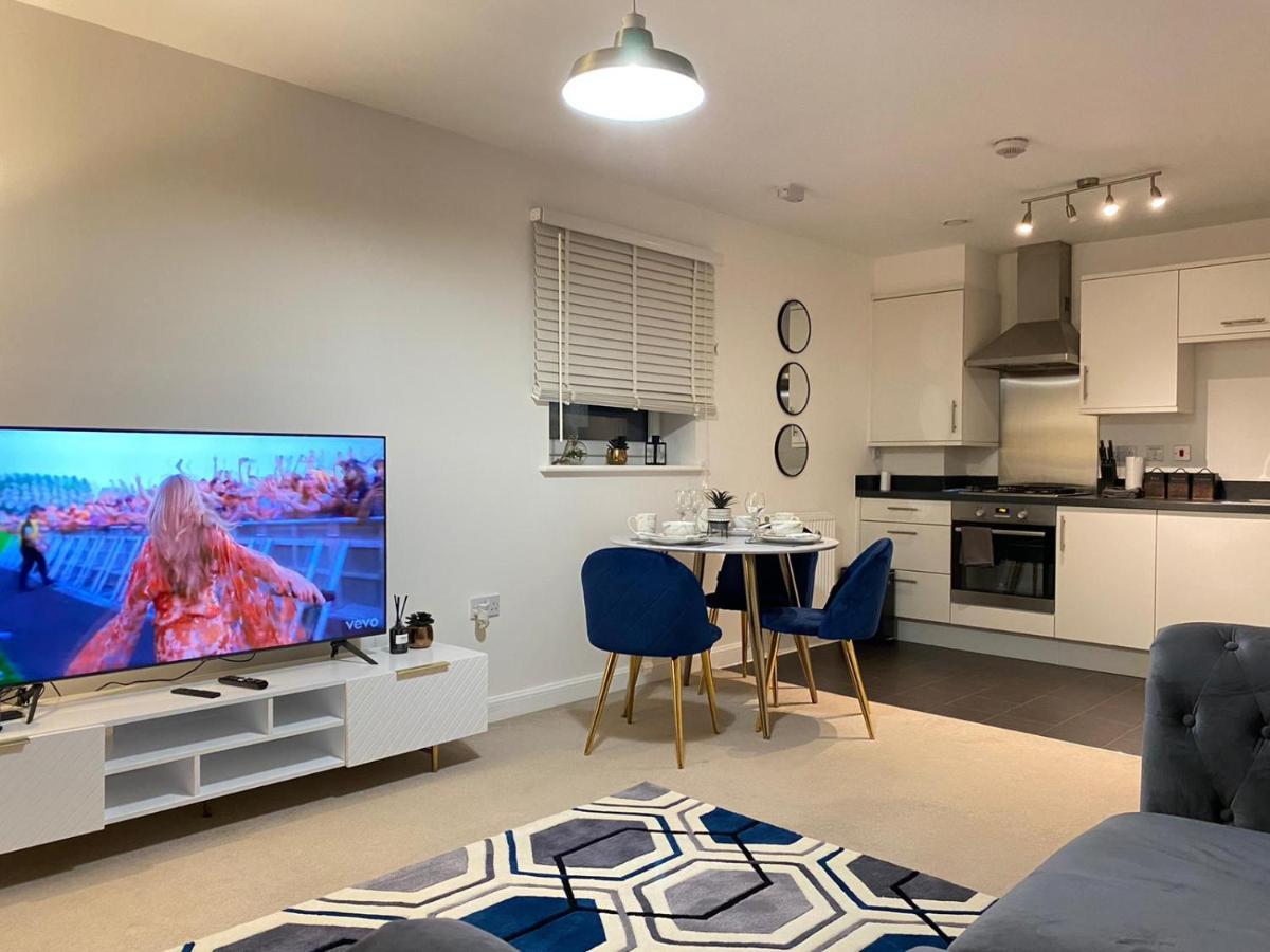 Stylish Station Apartment In Rochester With Free Parking Wainscot Exterior foto