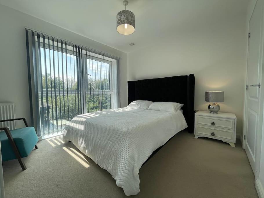 Stylish Station Apartment In Rochester With Free Parking Wainscot Exterior foto