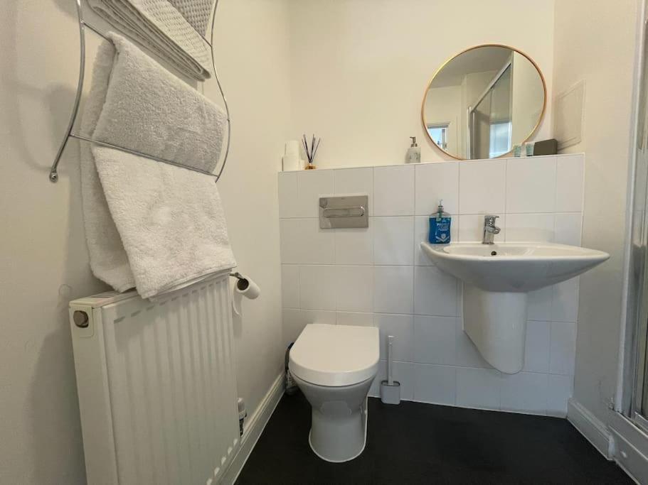 Stylish Station Apartment In Rochester With Free Parking Wainscot Exterior foto