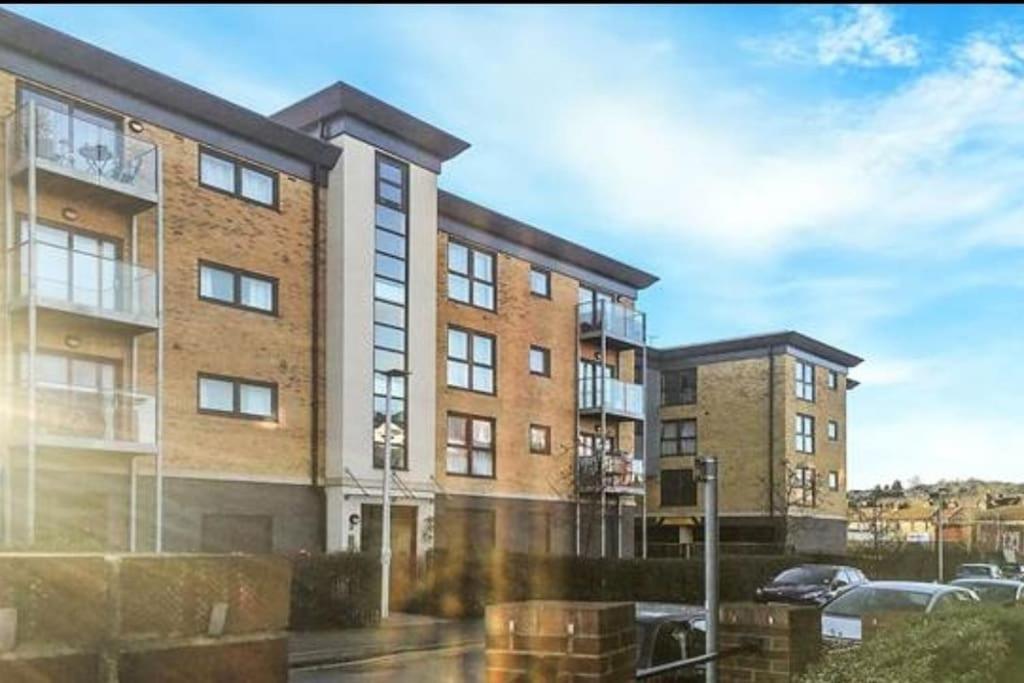 Stylish Station Apartment In Rochester With Free Parking Wainscot Exterior foto