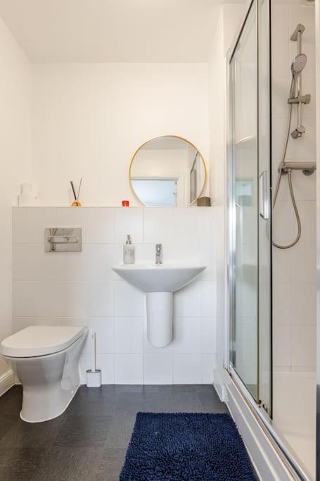 Stylish Station Apartment In Rochester With Free Parking Wainscot Exterior foto