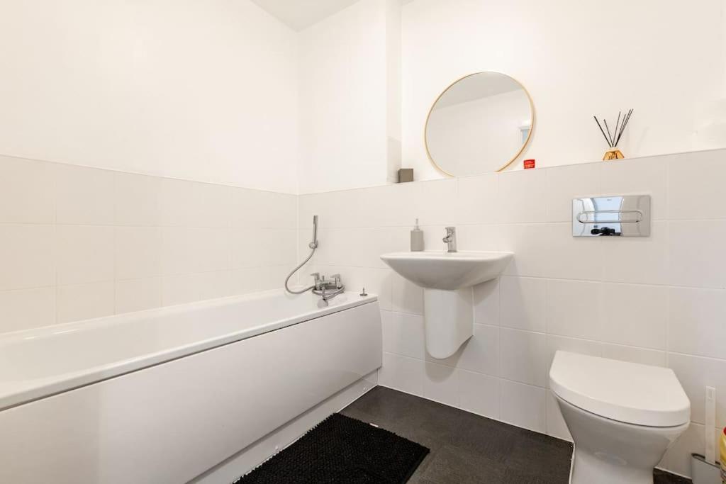 Stylish Station Apartment In Rochester With Free Parking Wainscot Exterior foto