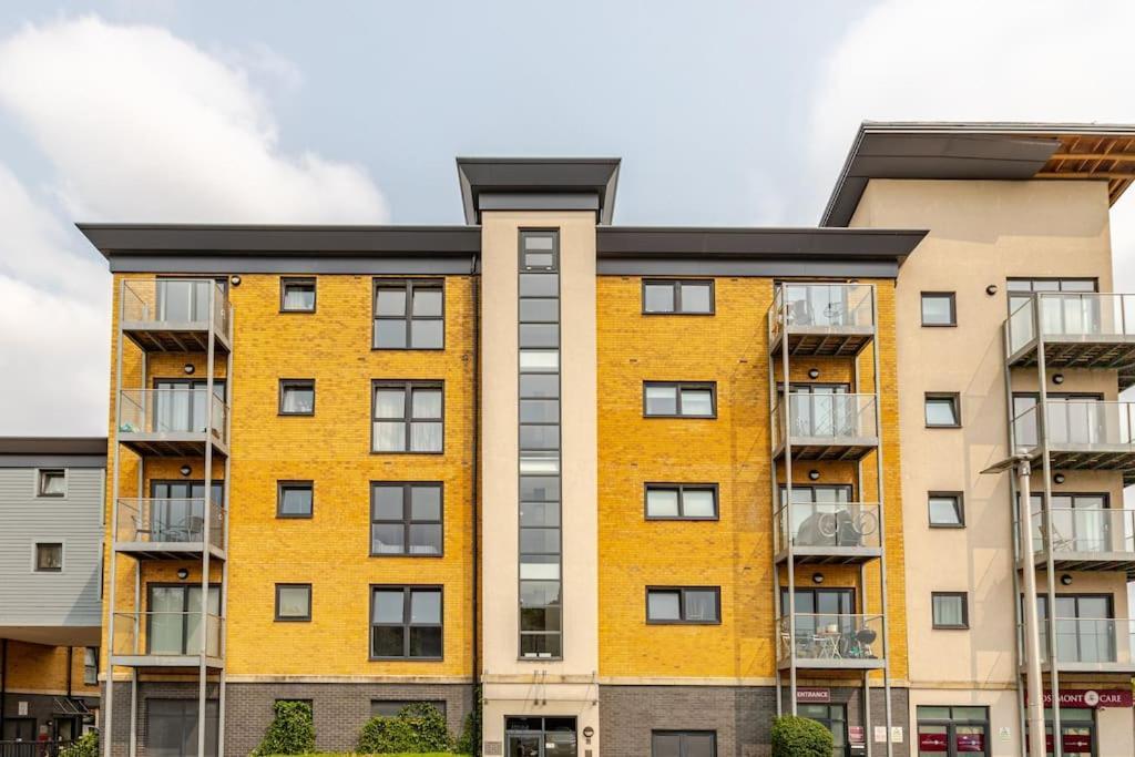 Stylish Station Apartment In Rochester With Free Parking Wainscot Exterior foto