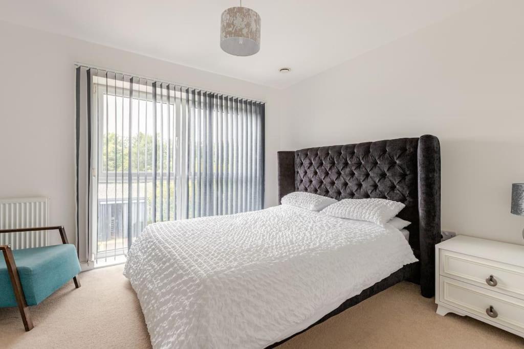 Stylish Station Apartment In Rochester With Free Parking Wainscot Exterior foto